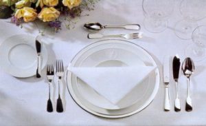 совершенный сервированный столик и стулья