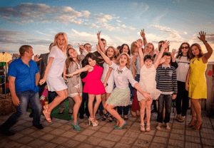 вечеринка на крыше с друзьями