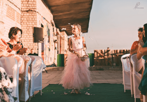 неожиданная выездная церемония на крыше