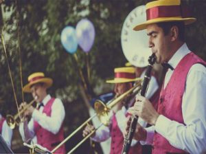 душевная серенада под окном