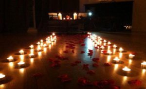 неожиданный проход из свечей и лепестков роз