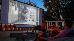 элегантный кинотеатр на крыше