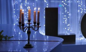 душевный канделябр со свечами