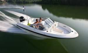 удобная моторная лодка