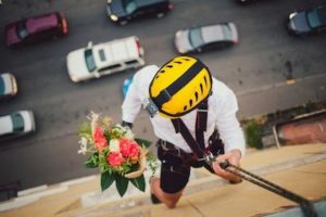 внезапный подарок в окно (альпинист)