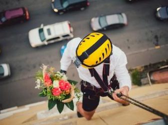 внезапный подарок в окно (альпинист)